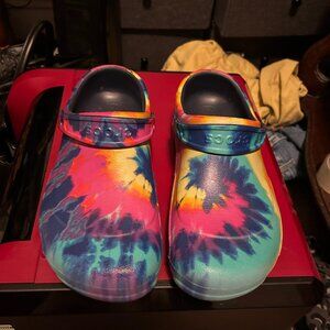 Classic Crocs Tie Dye Clog Men 11 women 9 slip resistant LIKE NEW